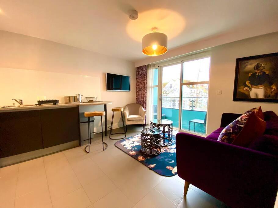 Stunning Apartment - 1 Minute Walk To Poole Quay - Great Location - Free Parking - Fast Wifi - Smart Tv - Newly Decorated - Sleeps Up To 2! Close To Poole & Bournemouth & Sandbanks Экстерьер фото
