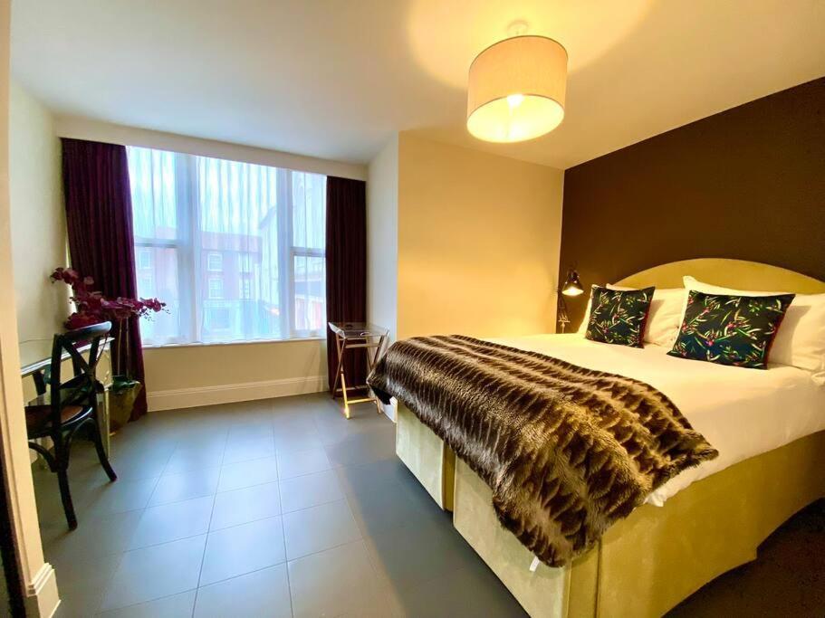 Stunning Apartment - 1 Minute Walk To Poole Quay - Great Location - Free Parking - Fast Wifi - Smart Tv - Newly Decorated - Sleeps Up To 2! Close To Poole & Bournemouth & Sandbanks Экстерьер фото