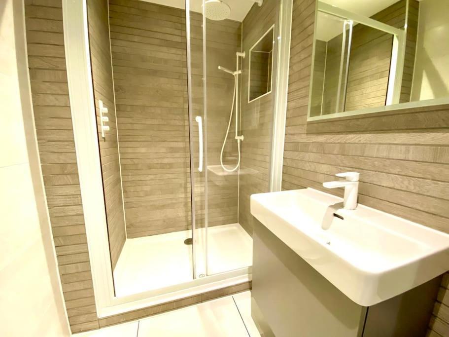 Stunning Apartment - 1 Minute Walk To Poole Quay - Great Location - Free Parking - Fast Wifi - Smart Tv - Newly Decorated - Sleeps Up To 2! Close To Poole & Bournemouth & Sandbanks Экстерьер фото